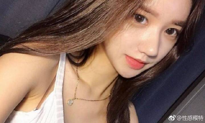 重庆高温天气持续 大熊猫洗冰水浴防暑降温